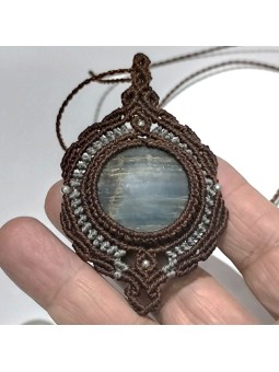 Detalle del ónix cielo tejido en micro-macramé