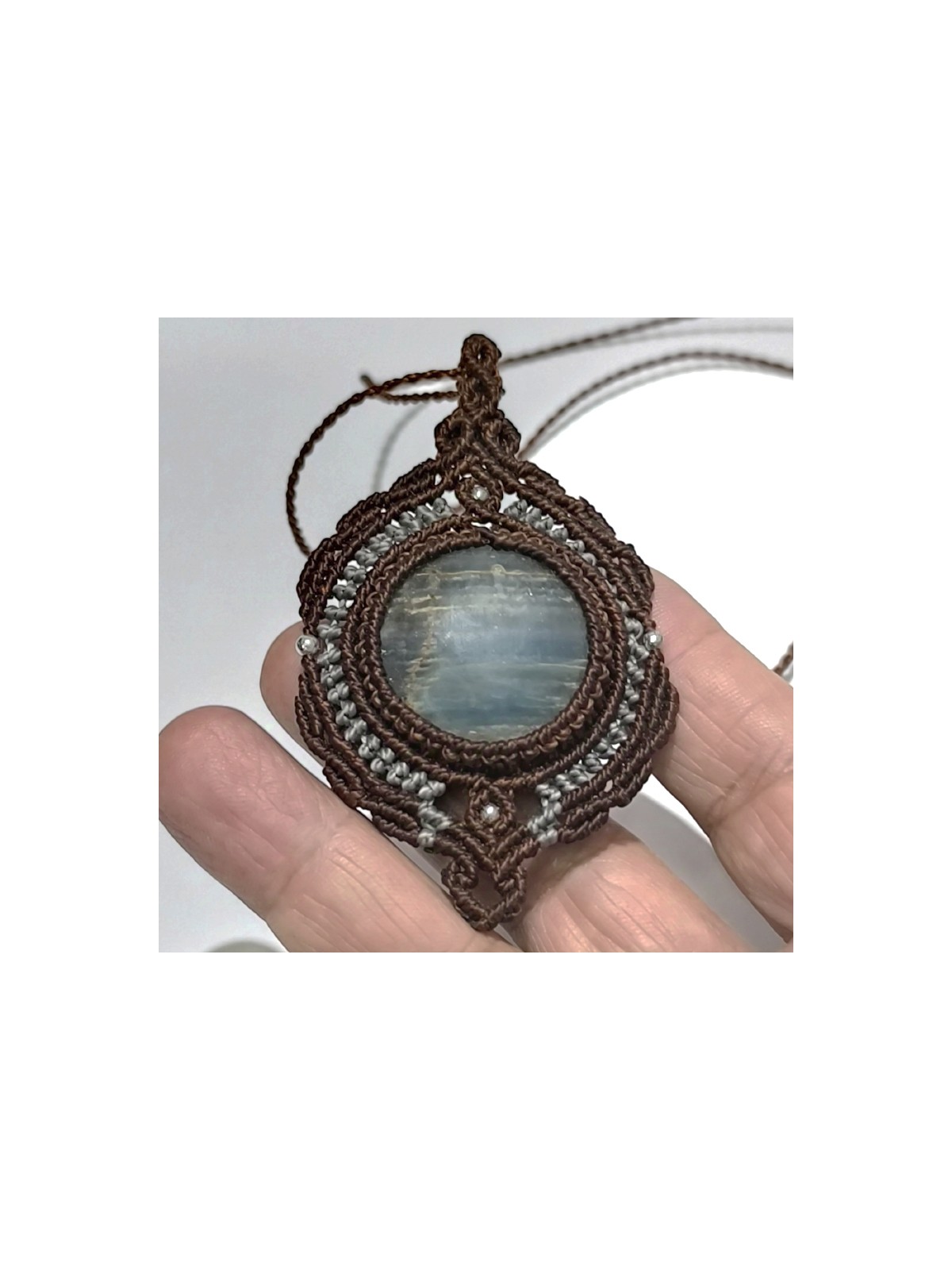 Detalle del ónix cielo tejido en micro-macramé