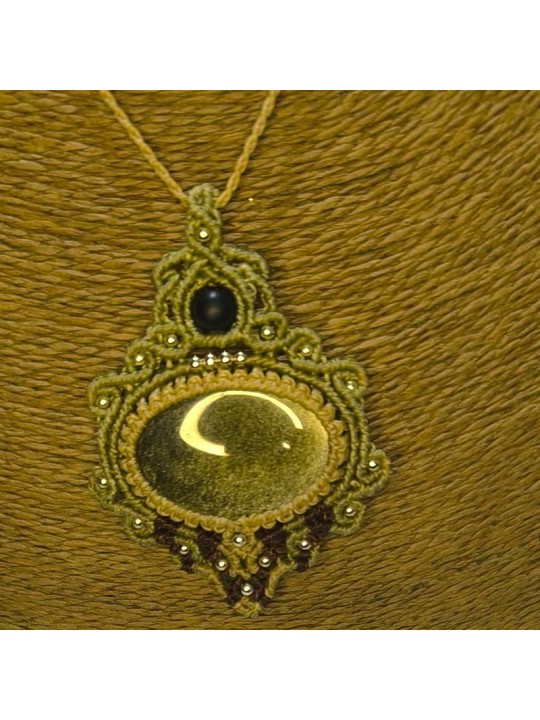 Detalle del colgante de obsidiana dorada tejido en macramé