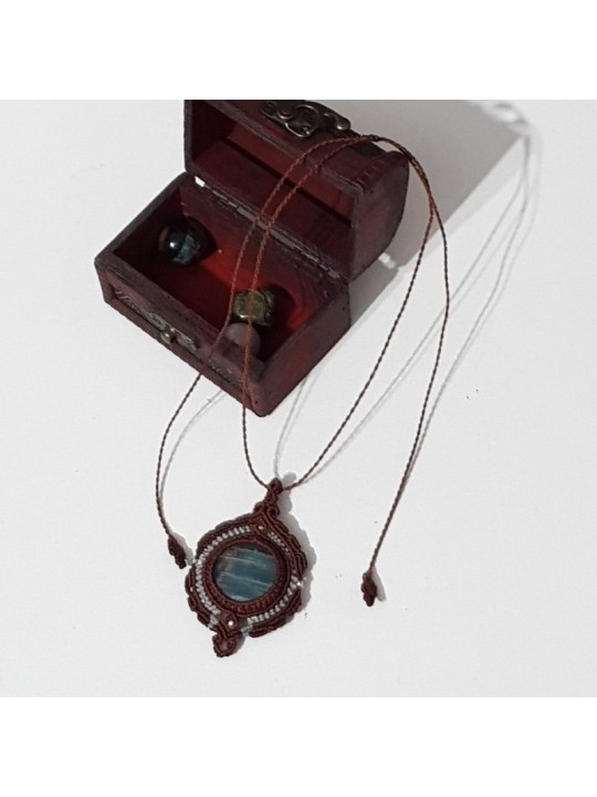 Collar boho de macramé con piedra ónix cielo