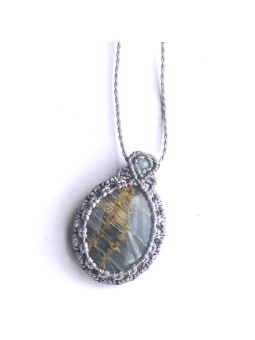Collar artesanal de micro-macramé con ónix cielo