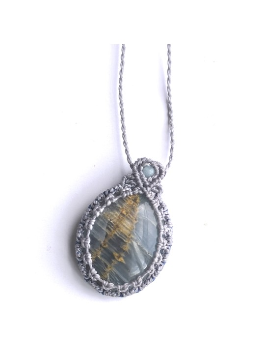 Collar artesanal de micro-macramé con ónix cielo