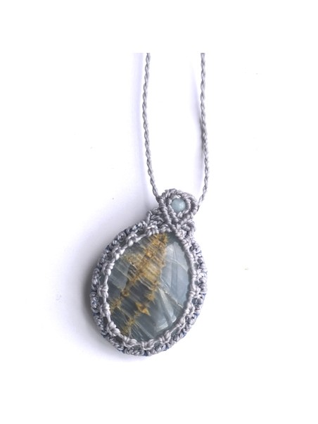 Collar artesanal de micro-macramé con ónix cielo