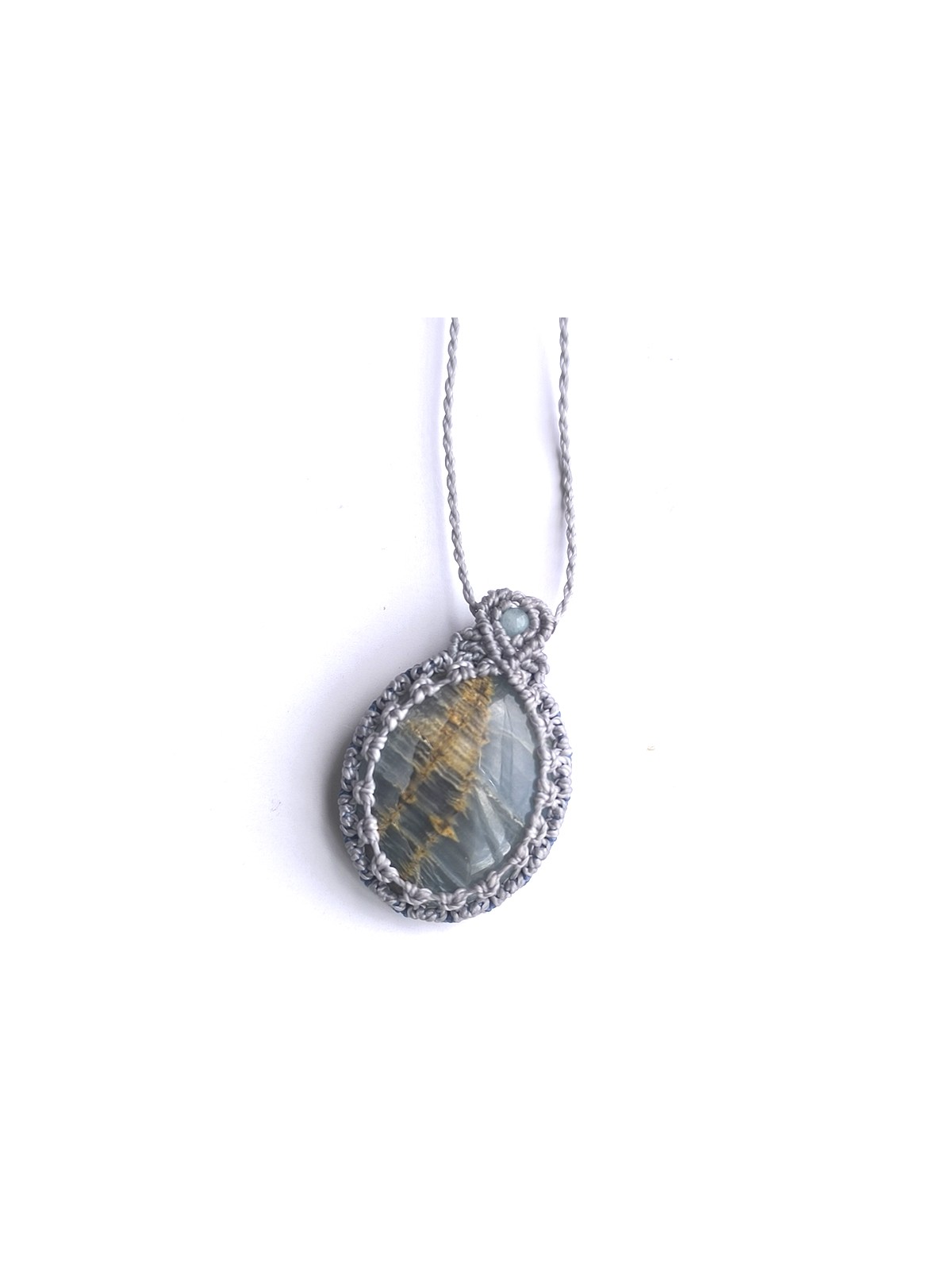 Collar artesanal de micro-macramé con ónix cielo