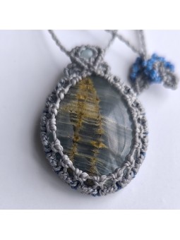 Detalle del colgante de micro-macramé con ónix cielo