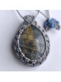 Detalle del colgante de micro-macramé con ónix cielo
