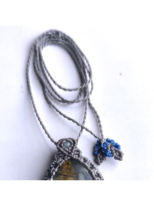 Collar de micro-macramé detalles en nudo  y terminación