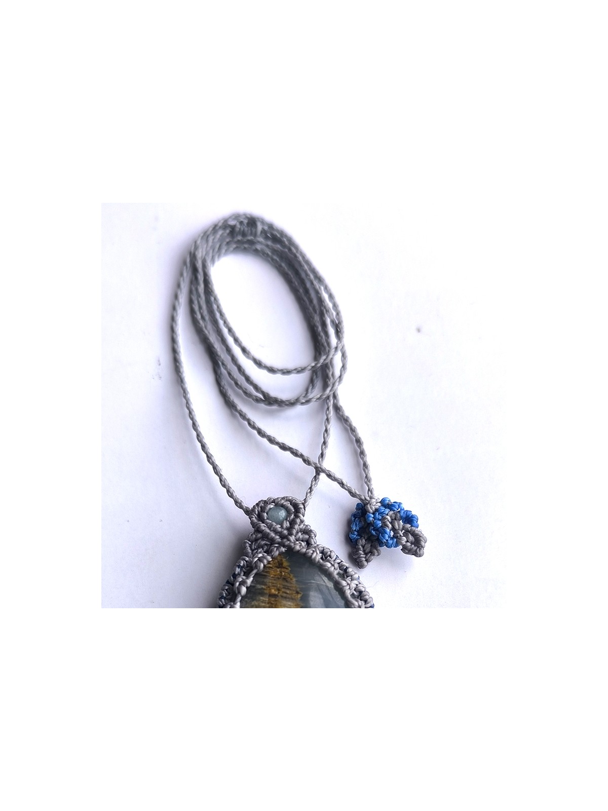 Collar de micro-macramé detalles en nudo  y terminación