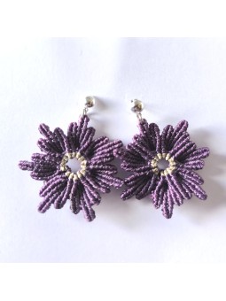 Pendientes artesanales de macramé en color violeta