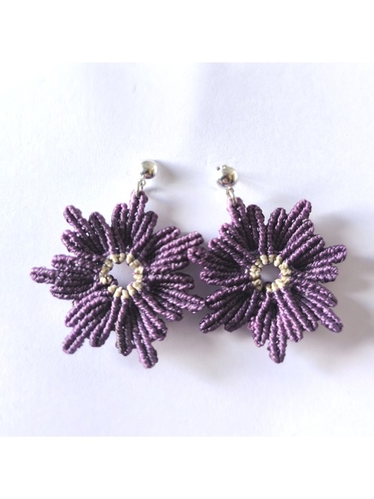 Pendientes artesanales de macramé en color violeta