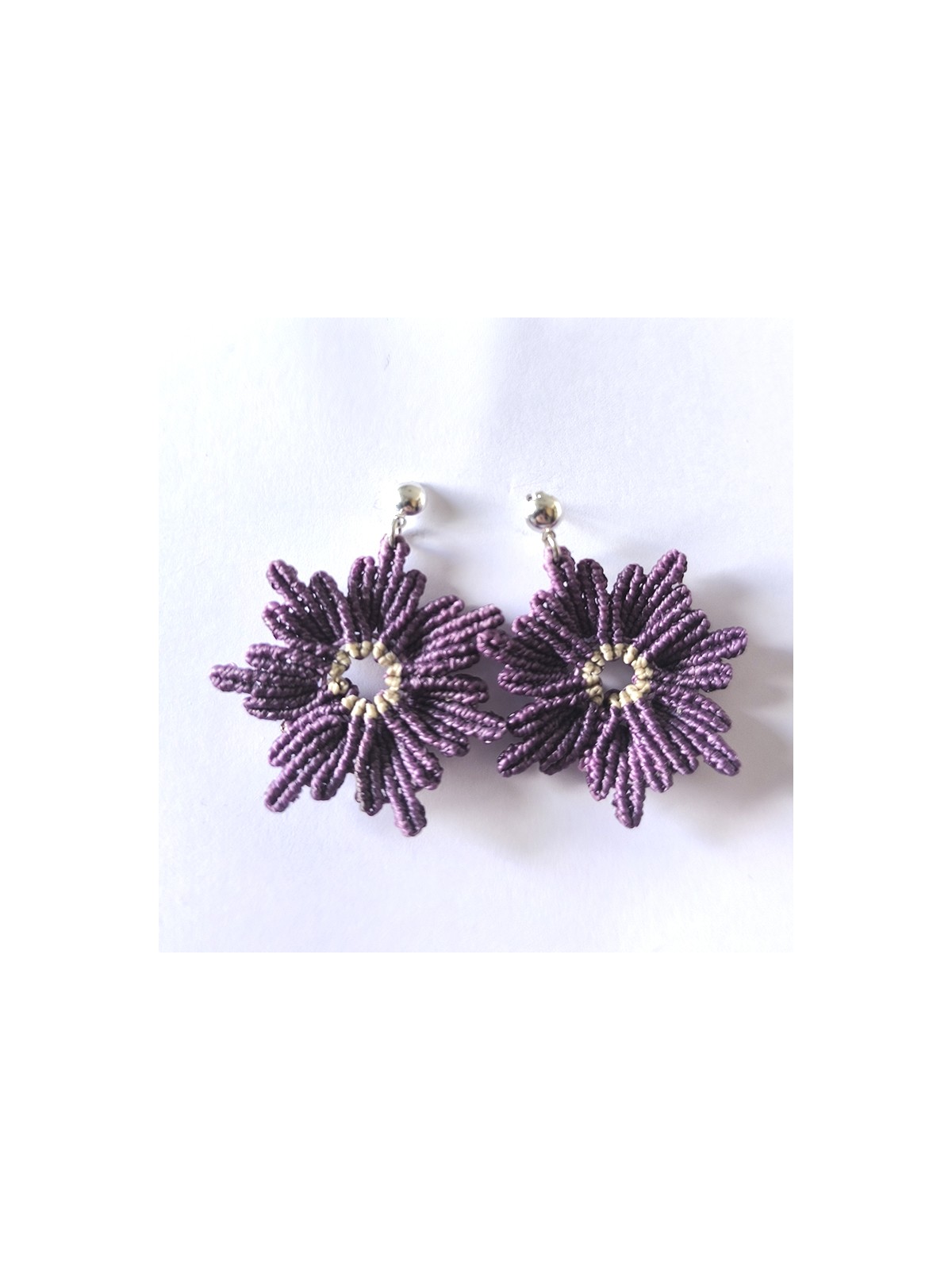 Pendientes artesanales de macramé en color violeta