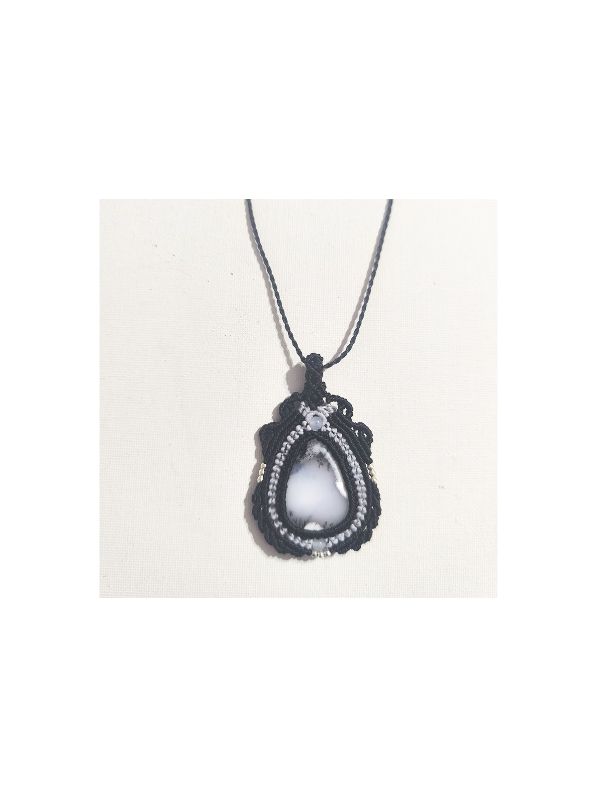 Collar ajustable de ágata dendrita con tejido negro