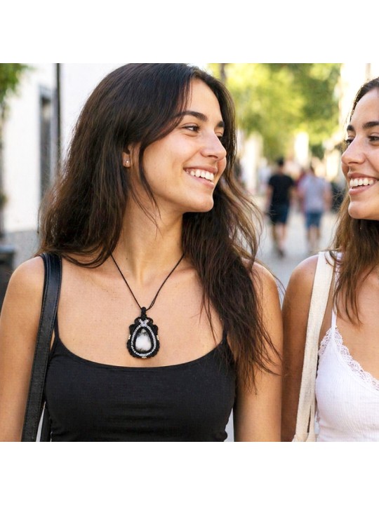 Mujer luciendo un collar artesanal de ágata dendrita