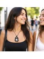 Mujer luciendo un collar artesanal de ágata dendrita