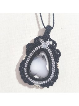 Detalle del ágata dendrita tejida en micro-macramé