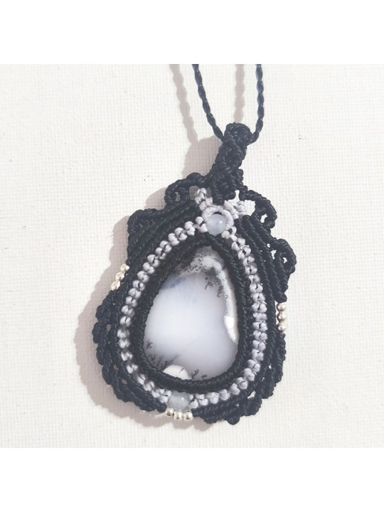 Detalle del ágata dendrita tejida en micro-macramé