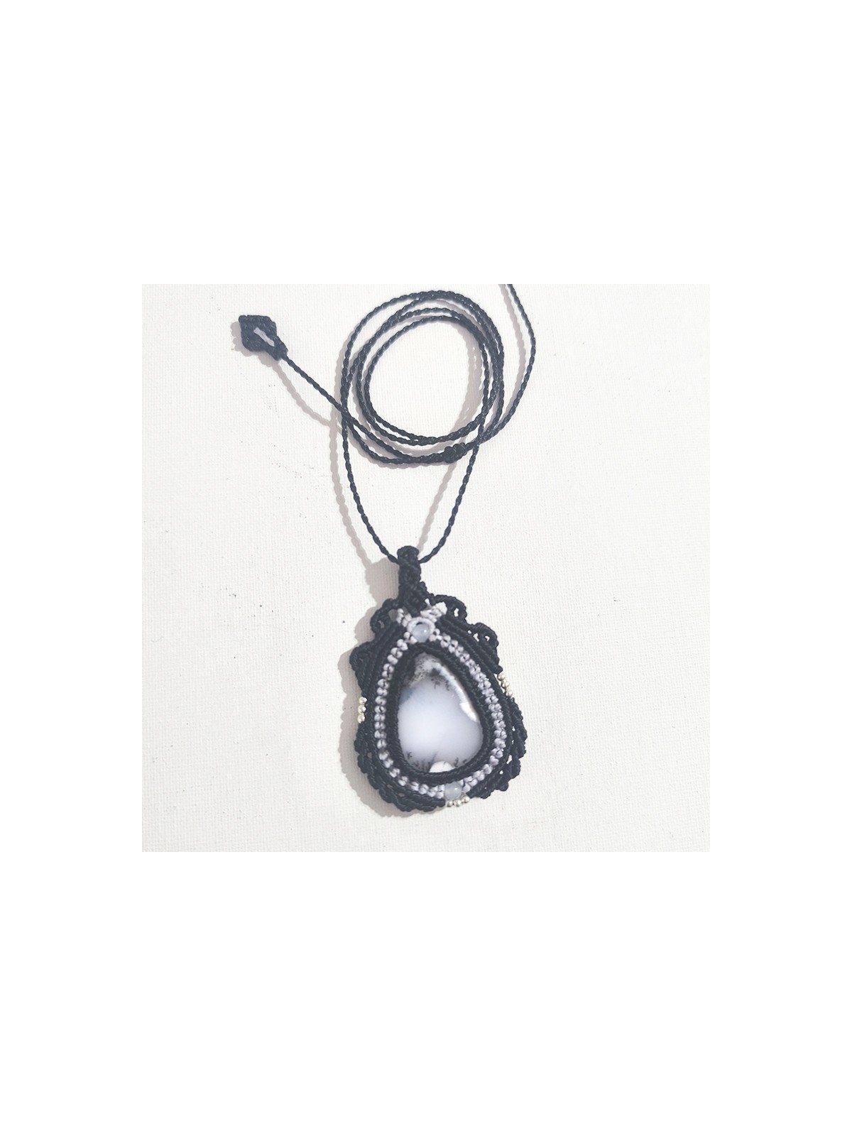 Collar de macramé con ágata dendrita hecho a mano