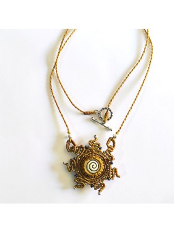 Collar Sol de macramé artesanal hecho a mano