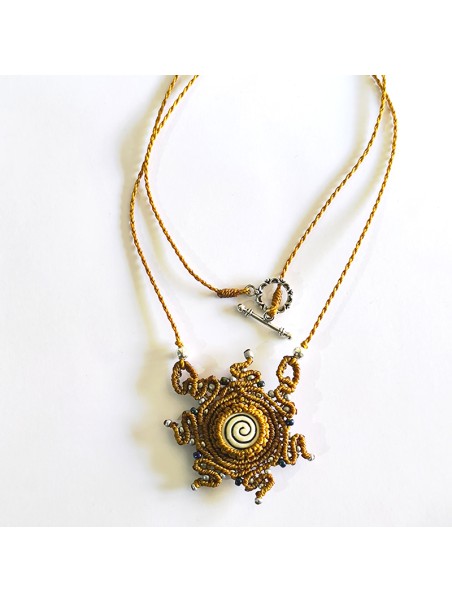 Collar Sol de macramé artesanal hecho a mano