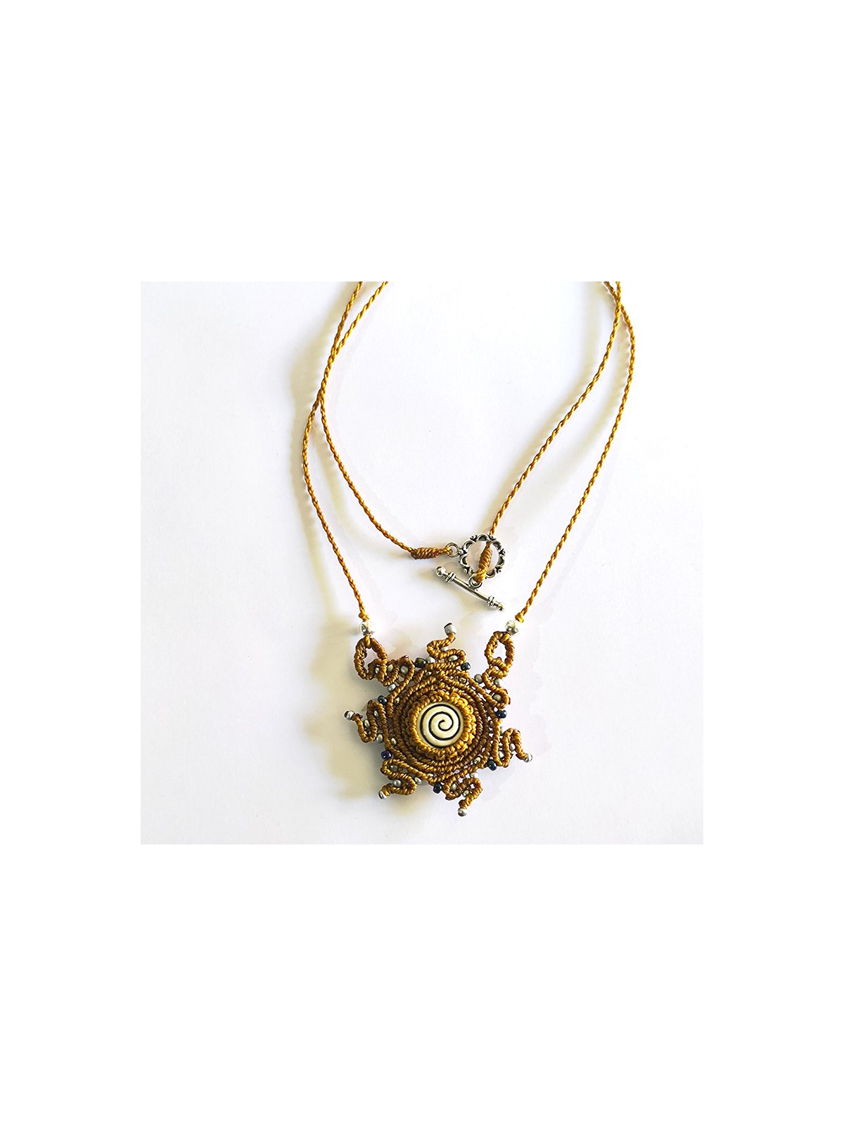 Collar Sol de macramé artesanal hecho a mano