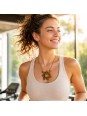 Mujer luciendo un Collar Sol de macramé artesanal