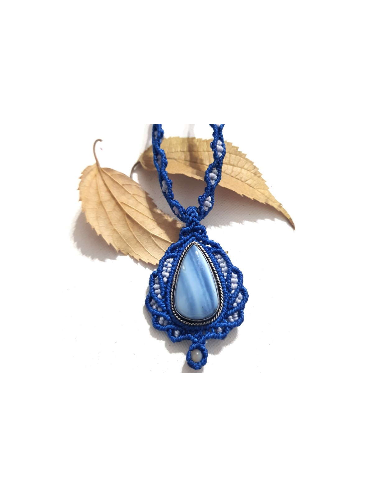 Collar artesanal Collar tejido en macramé Piedras preciosas Opalo azul Estilo hippie Regalo personal
