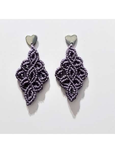 Pendientes Alhambra de macramé en tono lila oscuro