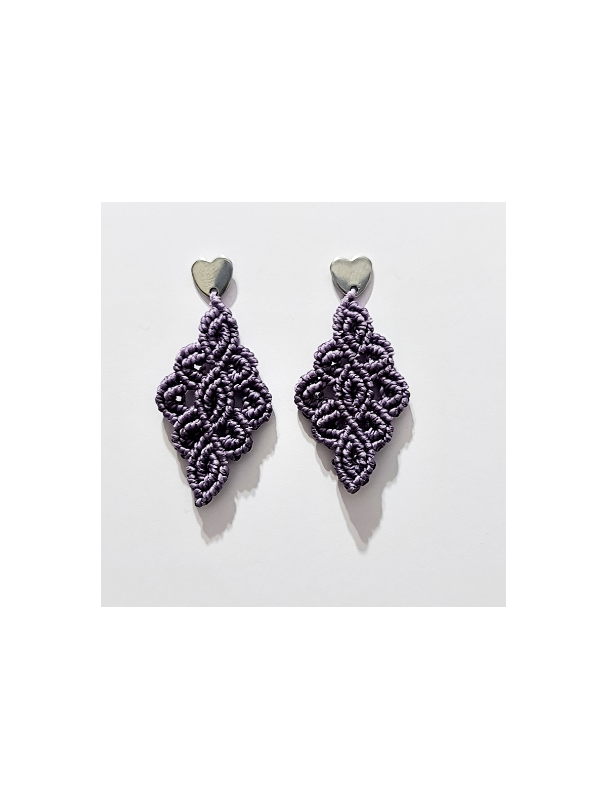 Pendientes Alhambra de macramé en tono lila oscuro