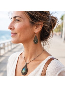 Mujer luciendo conjunto de collar y pendientes artesanales de micro-macramé con labradorita