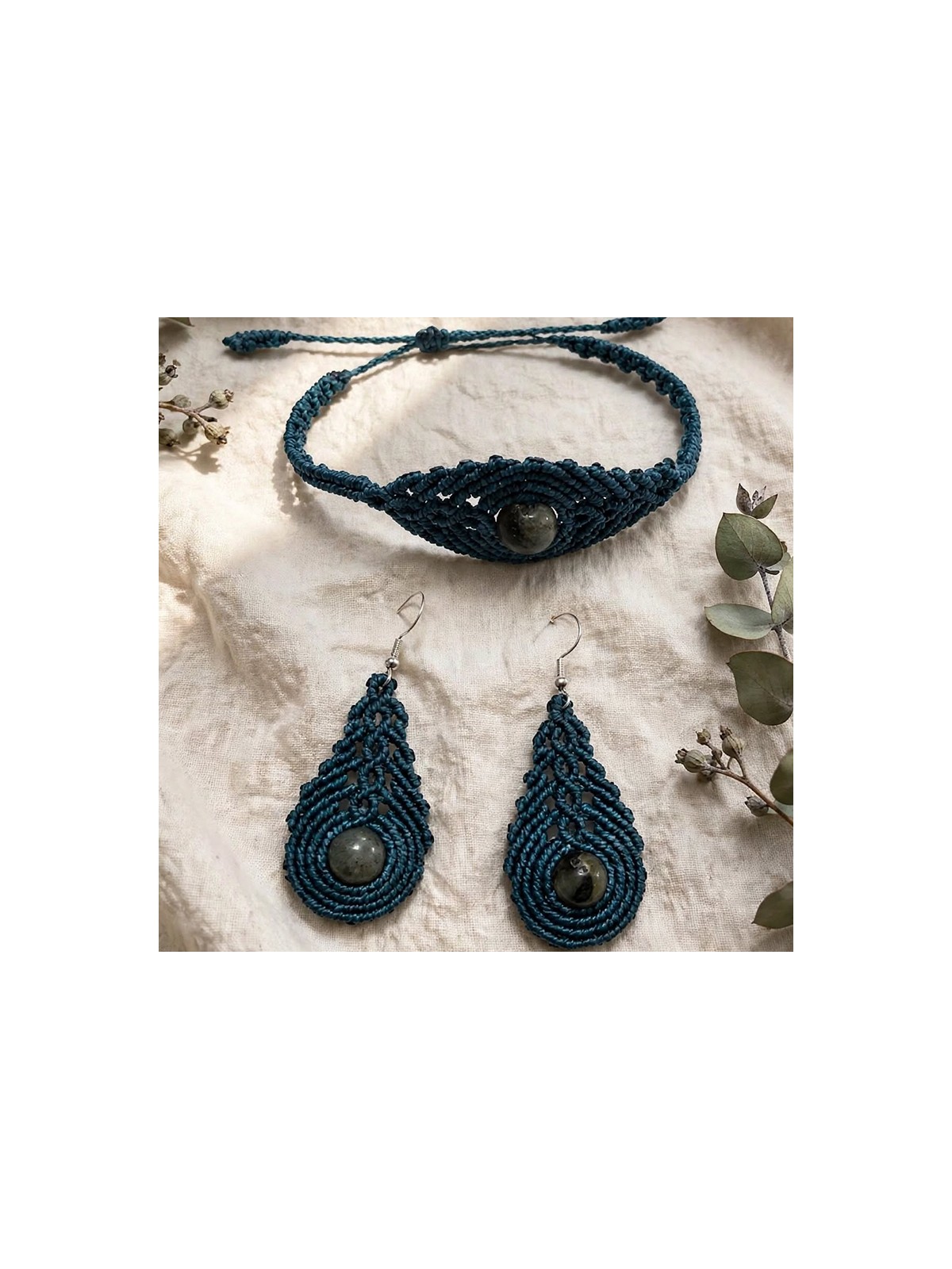 Conjunto de pulsera y pendientes de micro-macramé con labradorita