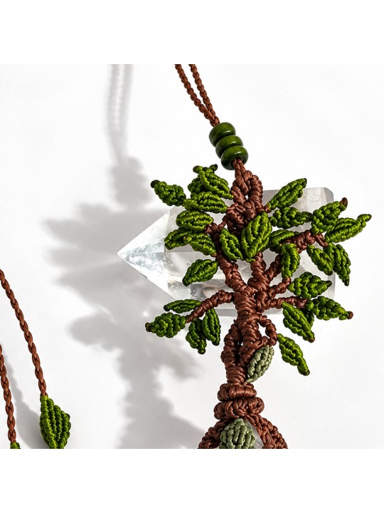 Detalle artesanal del Árbol de la Vida en macramé