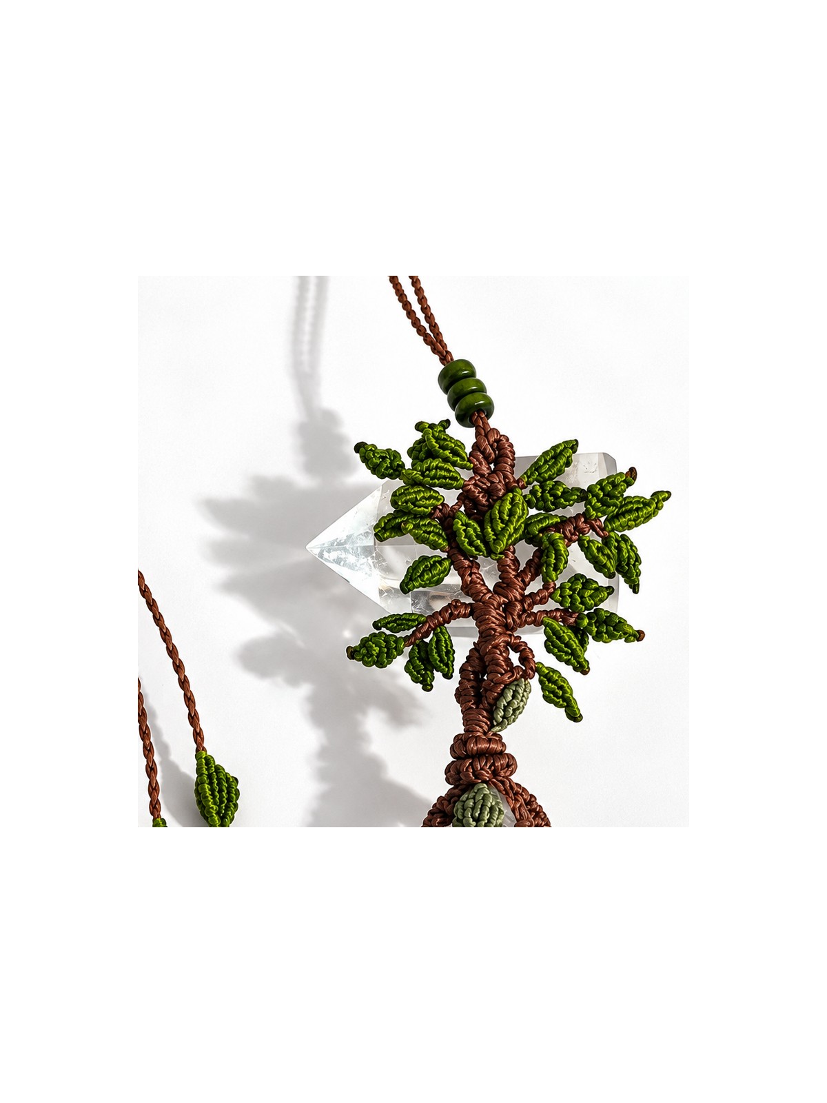 Detalle artesanal del Árbol de la Vida en macramé