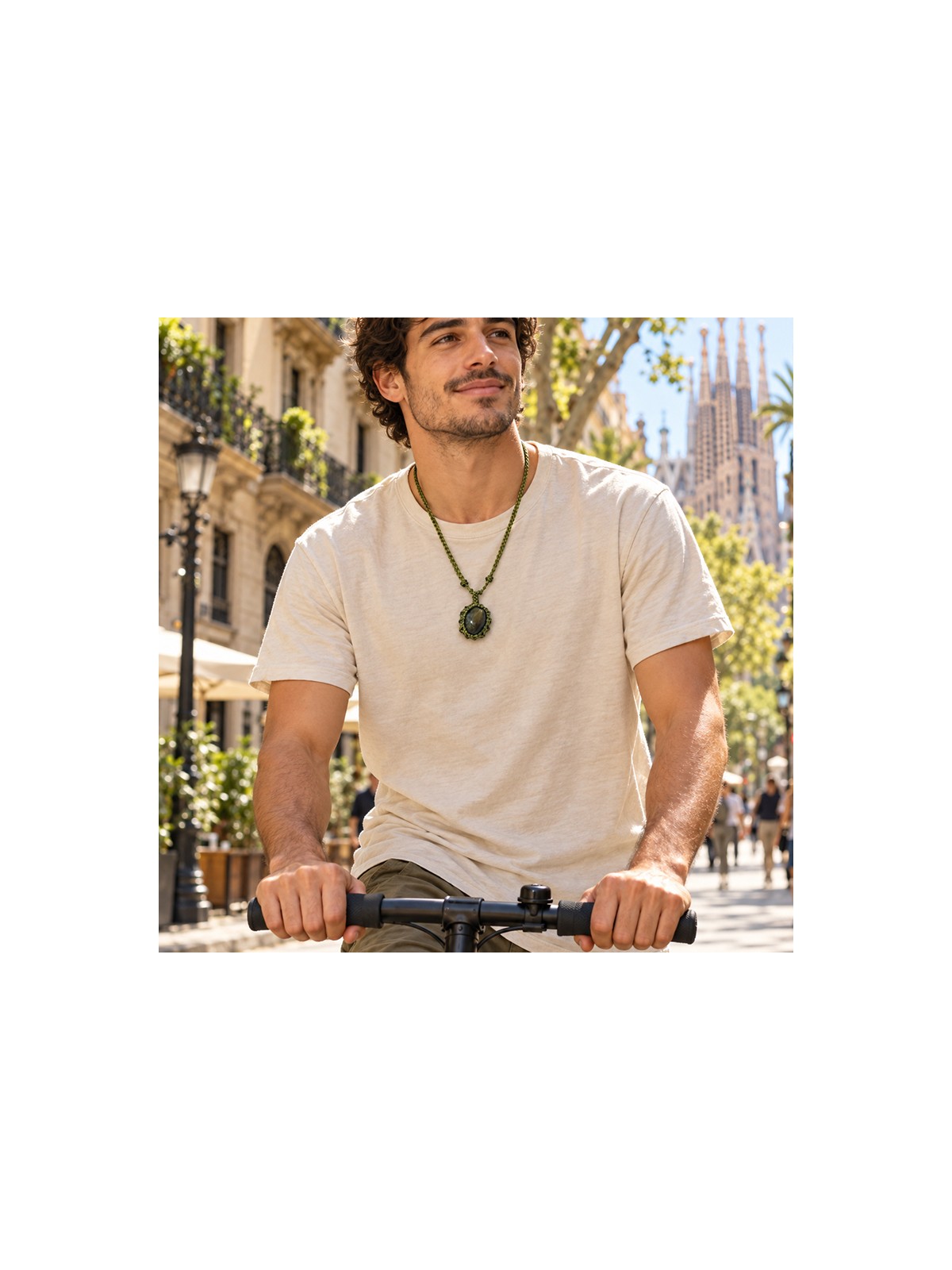 Hombre luciendo colgante unisex de labradorita