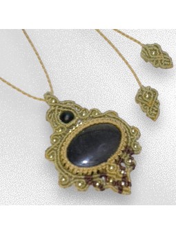 Collar de macramé con obsidiana dorada hecho a mano