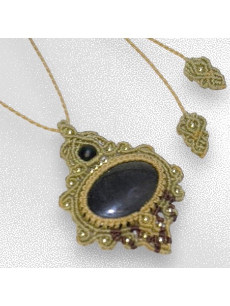 Collar de macramé con obsidiana dorada hecho a mano