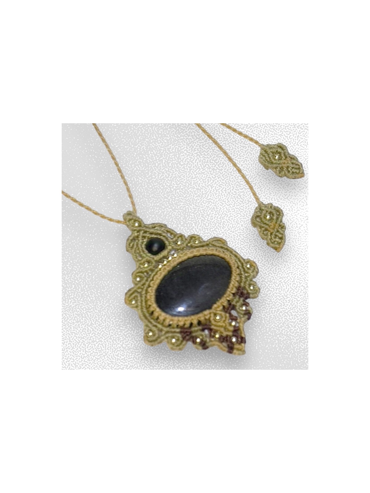 Collar de macramé con obsidiana dorada hecho a mano