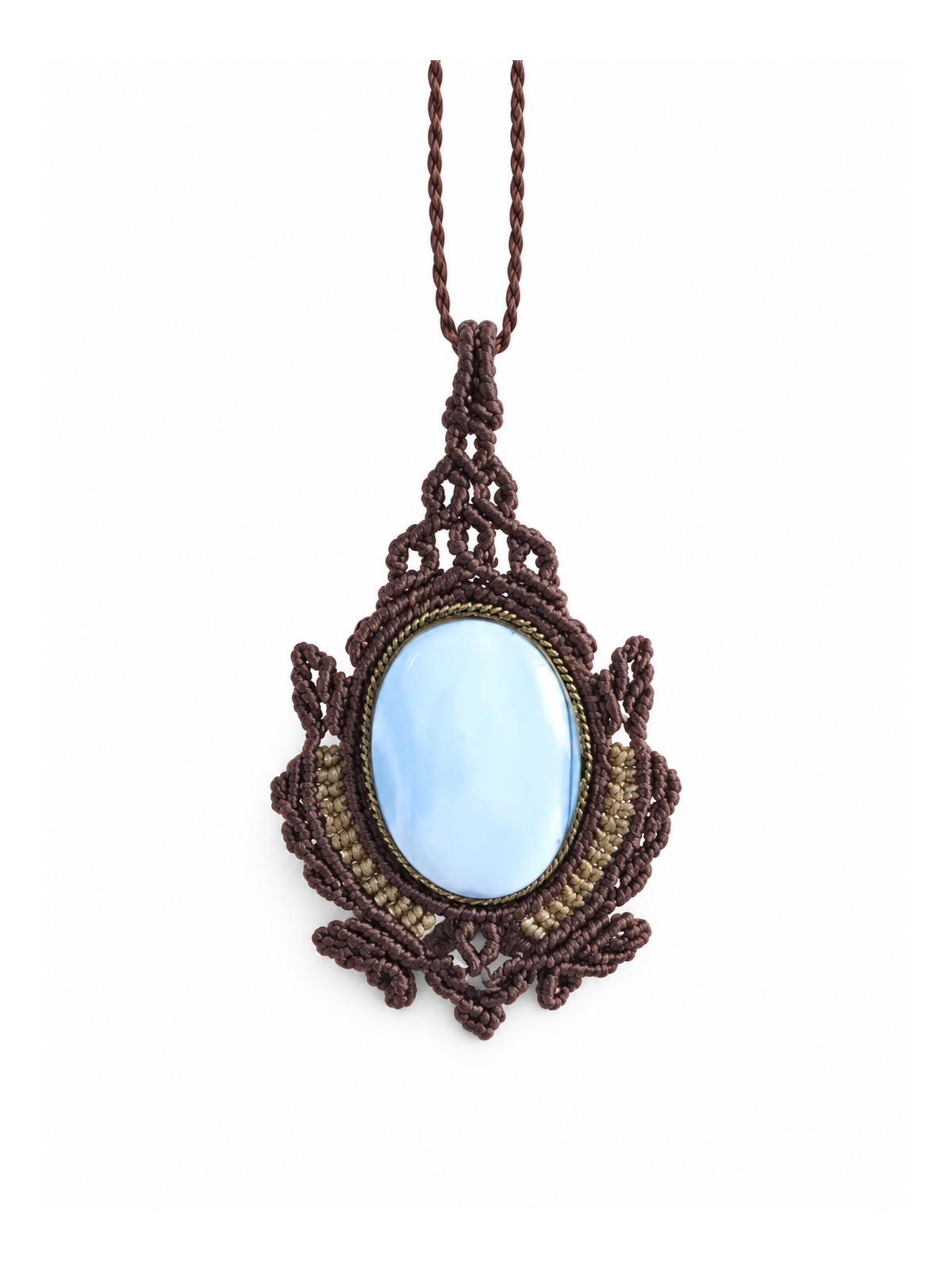 Detalle del ópalo azul engarzado en bronce y tejido en macramé