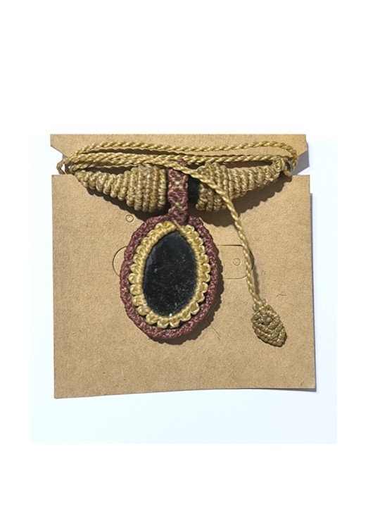 Detalle artesanal del collar de obsidiana dorada y ojo de tigre