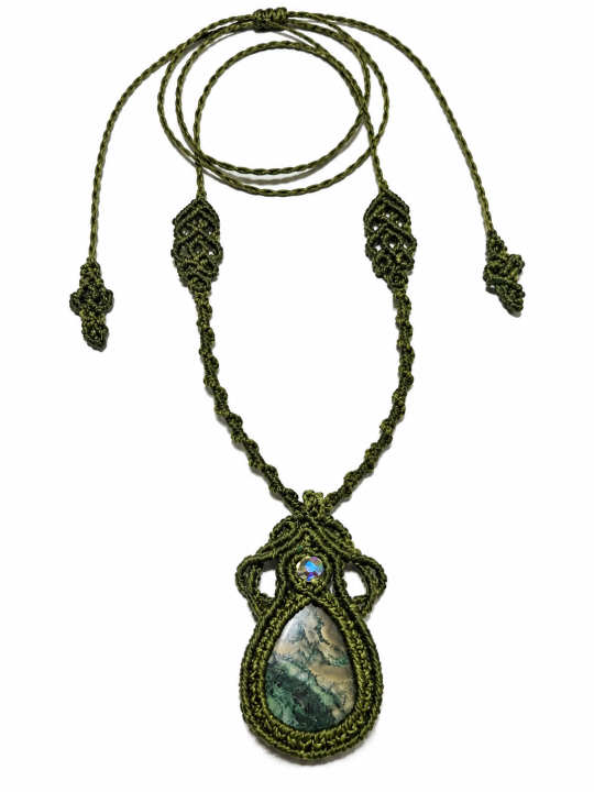 Collar artesanal de macramé con ágata musgosa