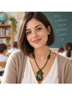 Mujer luciendo collar artesanal de macramé con ágata musgosa