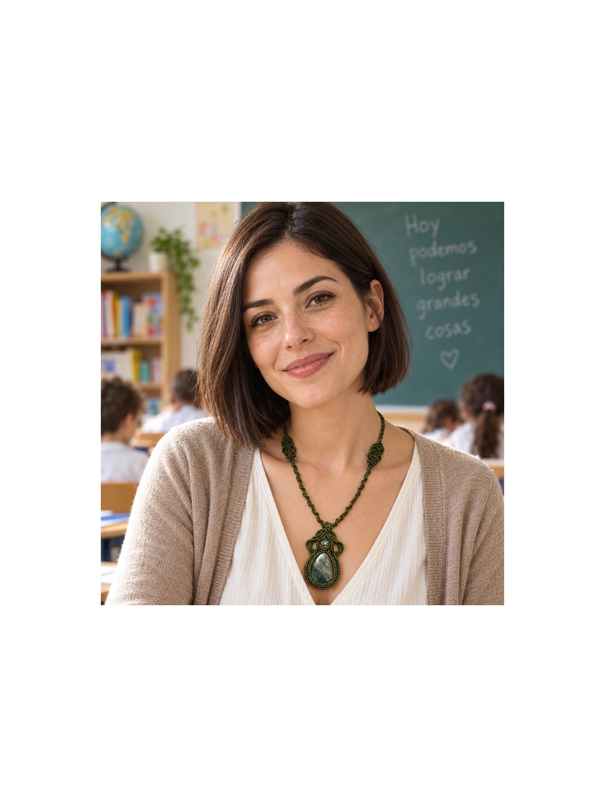 Mujer luciendo collar artesanal de macramé con ágata musgosa