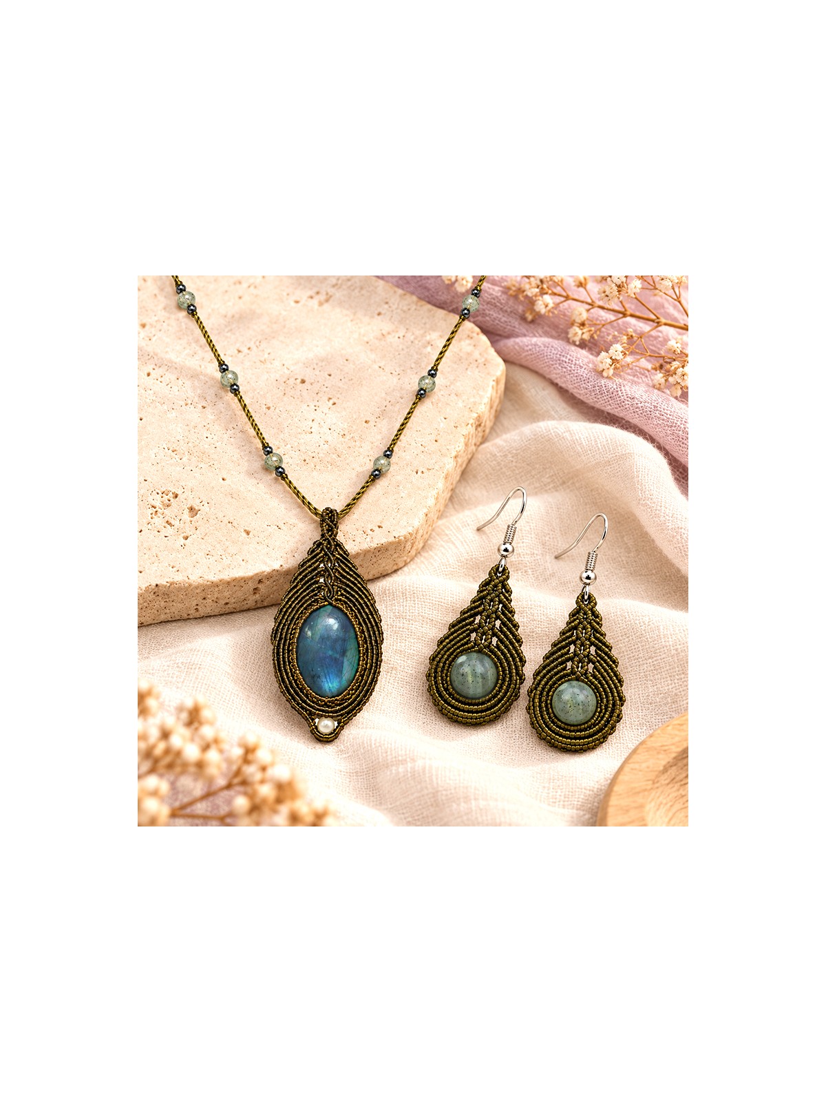 Conjunto artesanal de collar y pendientes con labradorita