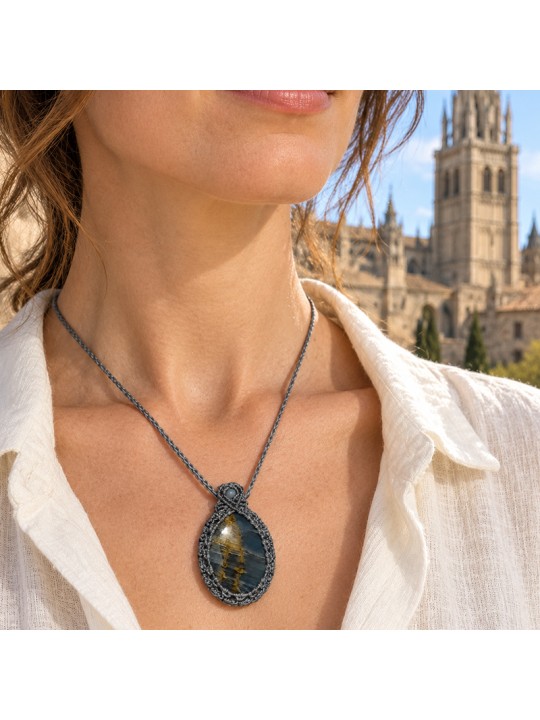 Mujer luciendo collar artesanal de ónix cielo