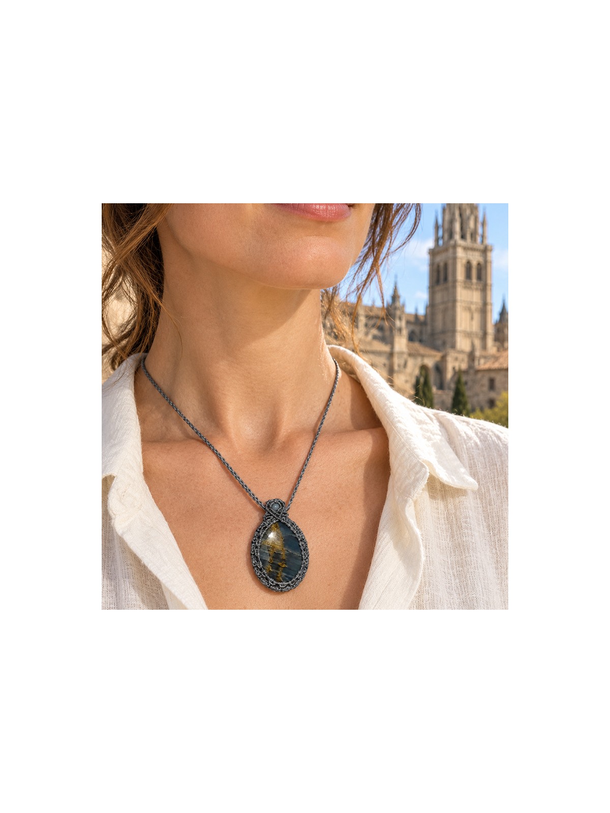Mujer luciendo collar artesanal de ónix cielo