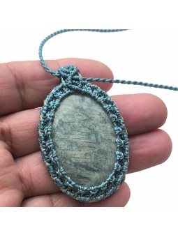 Detalle del colgante de amazonita tejido en micro-macramé