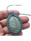 Detalle del colgante de amazonita tejido en micro-macramé