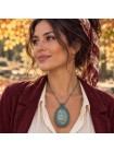 Mujer luciendo collar artesanal con amazonita natural