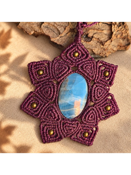 Detalle del mandala burdeos tejido alrededor del ónix cielo