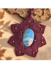 Detalle del mandala burdeos tejido alrededor del ónix cielo