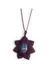 Colgante de micro-macramé burdeos con piedra natural